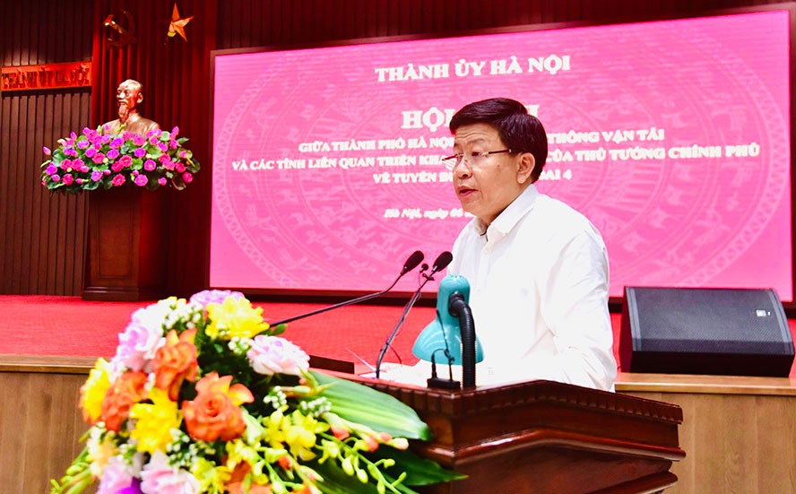 Phó Chủ tịch UBND thành phố Hà Nội Dương Đức Tuấn trình bày báo cáo tại hội nghị. Ảnh: Viết Thành