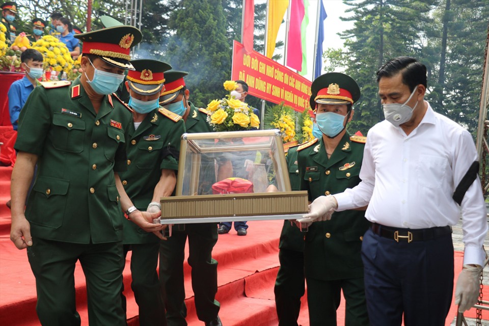 Chủ tịch UBND tỉnh Hà Tĩnh Võ Trọng Hải (áo trắng) cùng tham gia lễ an táng các hài cốt liệt sỹ. Ảnh: XS.