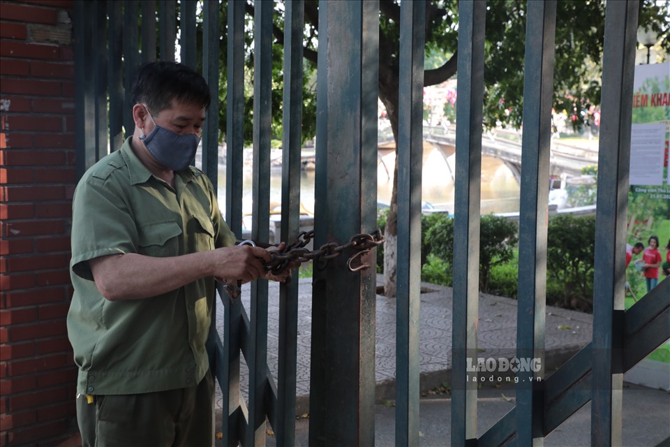 Lực lượng chức năng tiến hành khóa cửa Vườn thú Hà Nội, để chờ đến khi có thông báo tiếp theo.