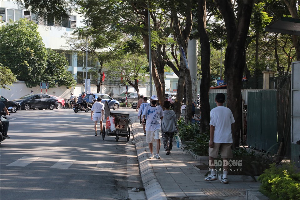 Người dân chọn cách chạy bộ, đi thể dục xung quanh Công viên Nghĩa Đô.
