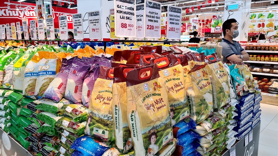 Lương thực, hàng hóa thiết yếu tại các siêu thị, chợ dân sinh dồi dào. Ảnh: Vũ Long