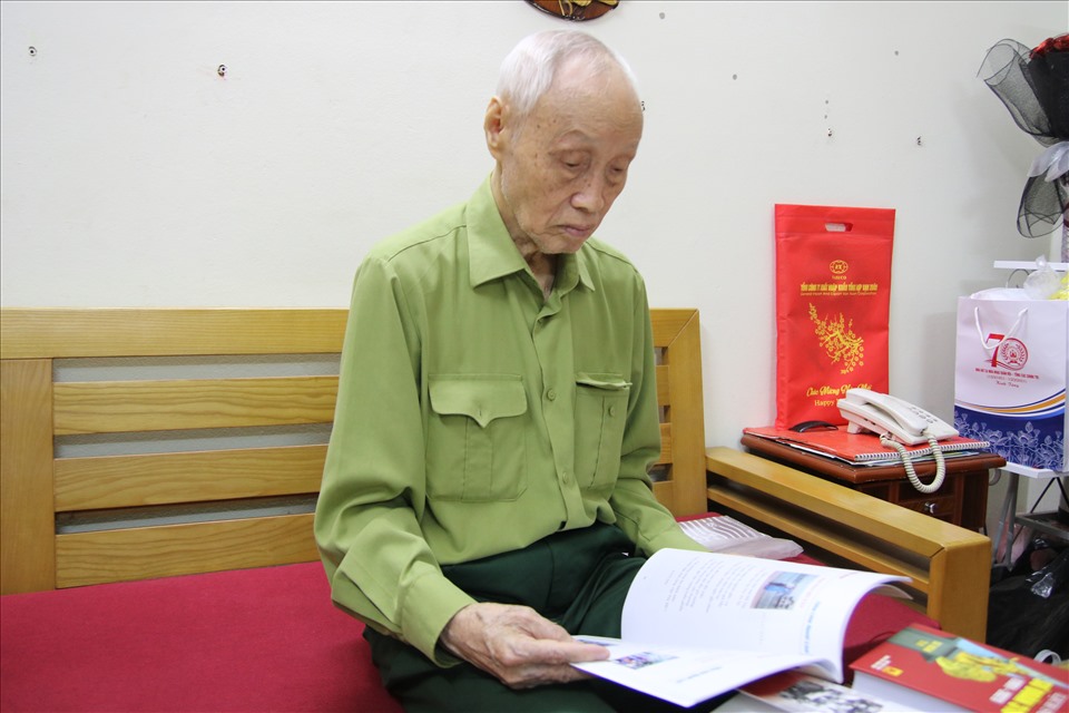 Đại tá, Anh hùng lực lượng vũ trang nhân dân Đặng Đức Song kể về trận chiến Điện Biên Phủ. Ảnh: Kim Anh.