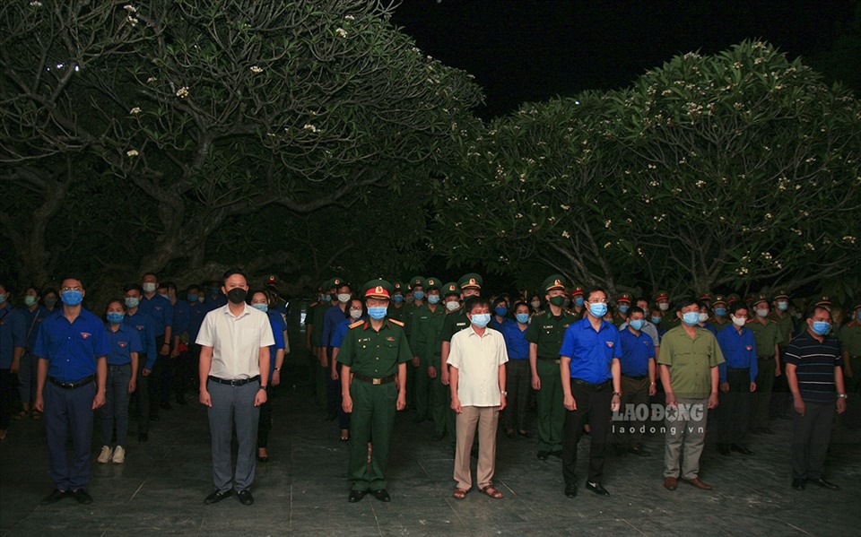 Tham dự lễ tri ân có đại diện lãnh đạo một số sở, ban, ngành, lực lượng vũ trang và hơn 200 đoàn viên thanh niên đại diện cho tuổi trẻ các dân tộc Điện Biên.