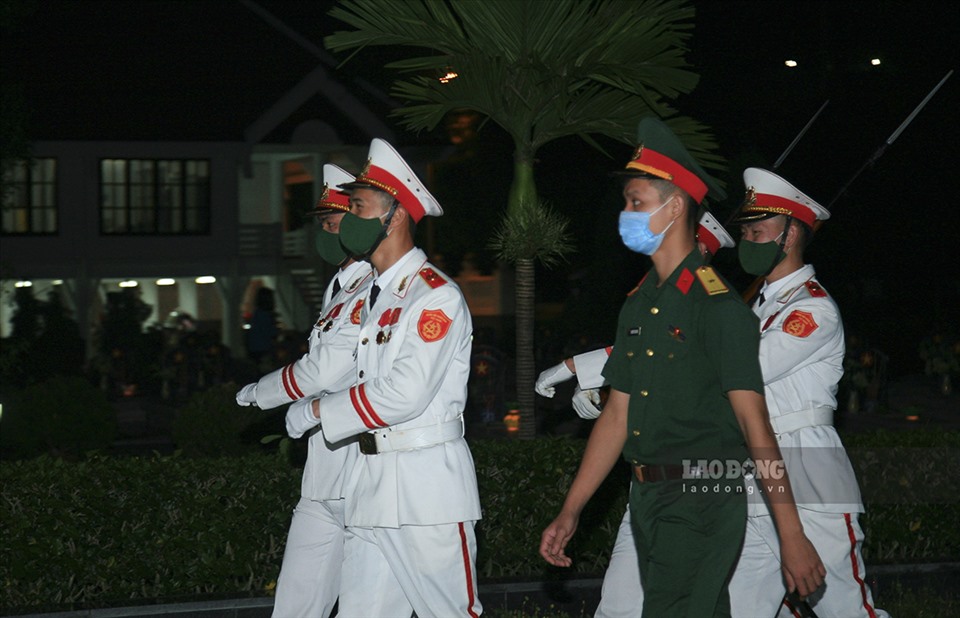 Những chiến sĩ tiêu binh trong trong trang phục nghi lễ quân đội.