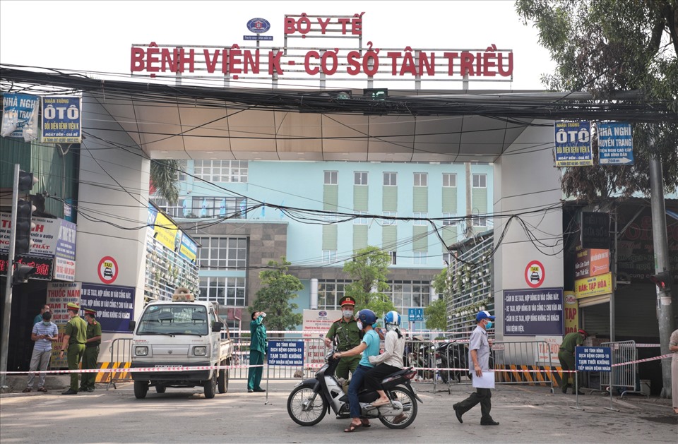 Sáng 7.5, ông Lê Văn Quảng- Giám đốc Bệnh viện K đã ra quyết định về việc tạm thời phong tỏa các đơn vị phục vụ công tác chống dịch COVID-19 tại Bệnh viện K.