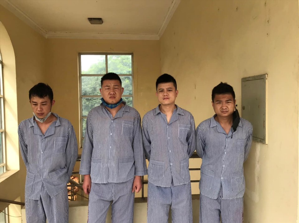 4 trong số 14 đối tượng nhập cảnh trái phép vào Việt Nam bị Công an tỉnh Tuyên Quang bắt giữ rạng sáng nay. Ảnh: ĐVCC.