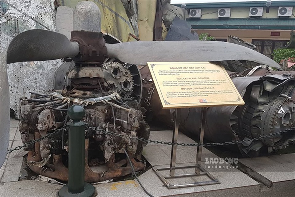 Động cơ máy bay Hen-cat được Mỹ chế tạo, viện trợ cho Pháp sử dụng trong chiến tranh xâm lược Việt Nam, bị pháo phòng không Quân đội nhân dân Việt Nam bắn rơi trong Chiến dịch Điện Biên Phủ năm 1954.