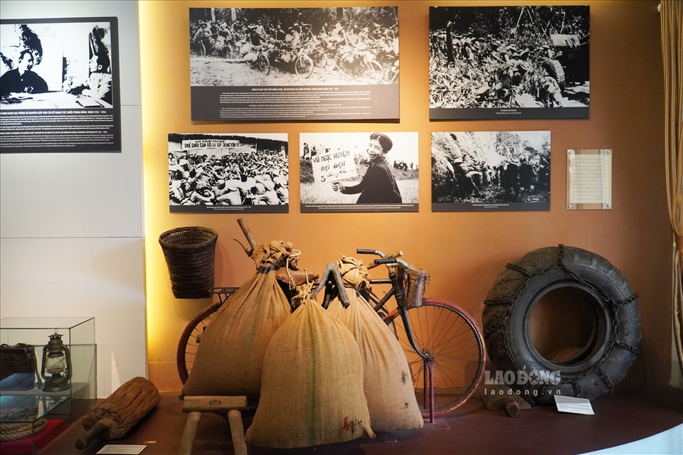 Tại Bảo tàng Lịch sử quân sự Việt Nam, những kỷ vật trưng bày tại phòng chiến thắng Điện Biên Phủ đã kể lại chiến thắng vang dội trong lịch sử Việt Nam. Những hình ảnh trưng bày trong phòng chiến thắng Điện Biên Phủ, bảo tàng Lịch sử quân sự Việt Nam đã viết nên câu chuyện về một chiến thắng vang dội.