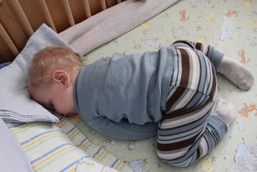 Trẻ có thói quen ngủ sai tư thế sẽ ảnh hưởng đến sự phát triển chiều cao sau này. Ảnh: Xinhua