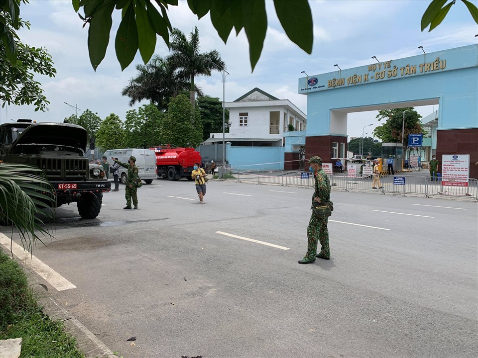 Theo chỉ đạo của Chủ tịch UBND thành phố Hà Nội Chu Ngọc Anh, xe đặc chủng của quân đội đã được huy động chuẩn bị phun khử khuẩn Bệnh viện K sau khi nơi đây ghi nhận 3 ca dương tính với SARS-CoV-2.