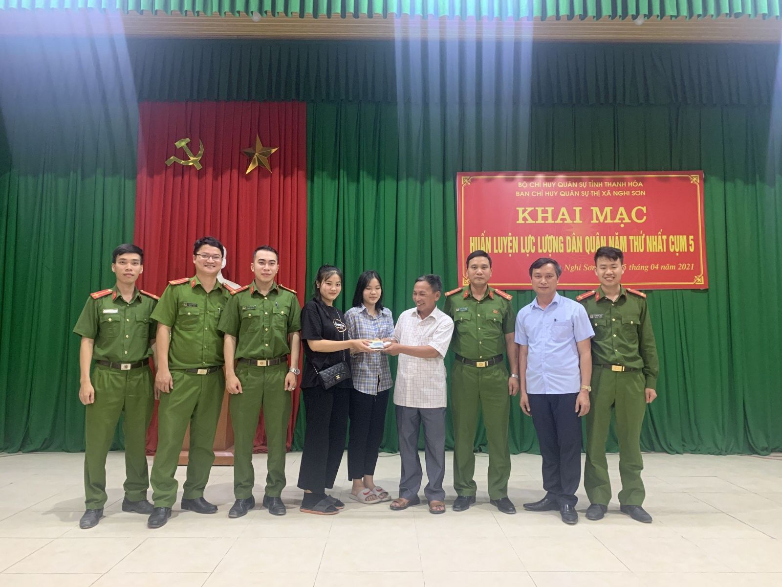 Ông Thức nhận lại số tiền từ 2 em học sinh nhặt được tại phường Hải Thượng, thị xã Nghi Sơn. Ảnh: CATH