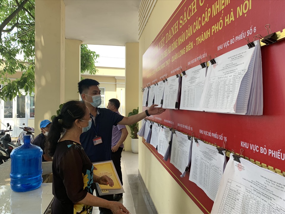 Danh sách các ứng cử viên được niêm yết tại trụ sở UBND phường Ngọc Thụy. Ảnh: Văn Đức