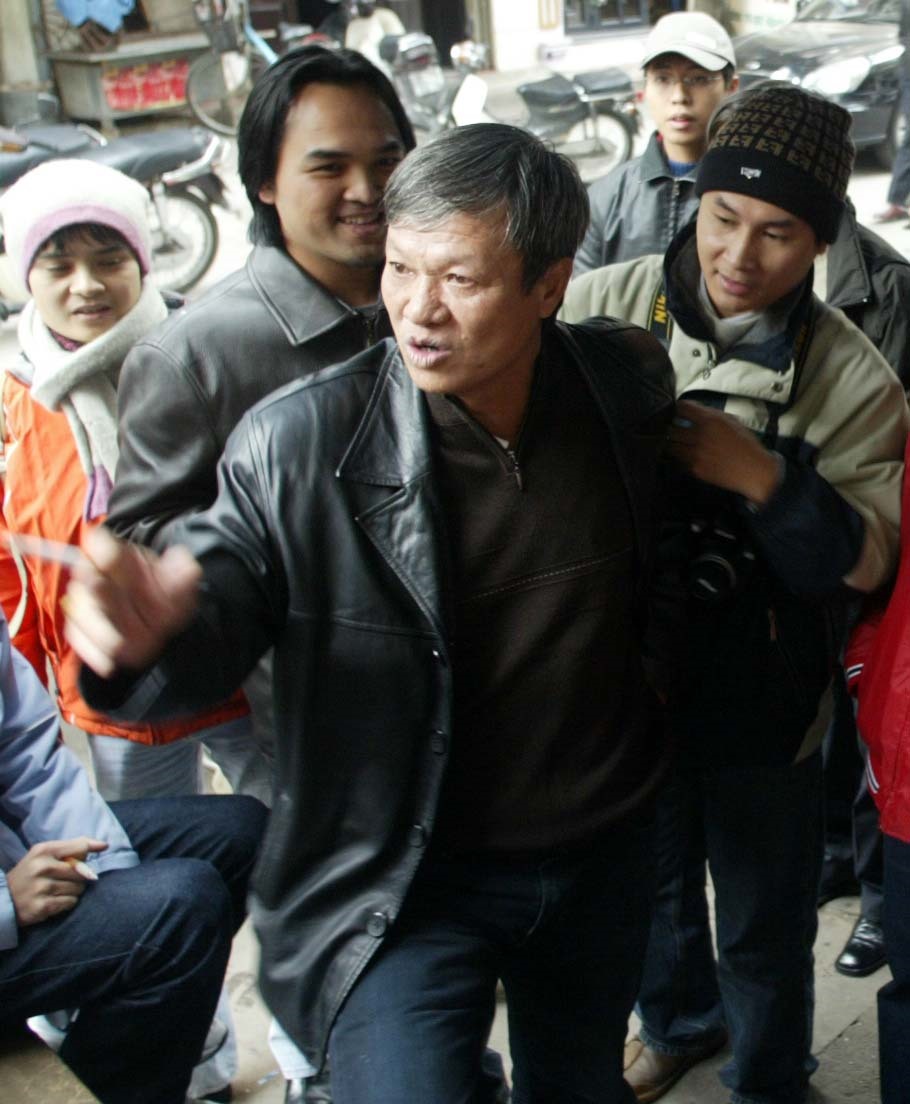 Ông Hải “lơ“trong vòng vây báo chí trước vụ tiêu cực của U23 Việt Nam.