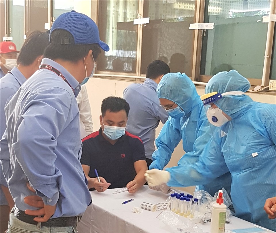 Các công nhân Công ty Việt Nam Paiho chờ lấy mẫu xét nghiệm COVID-19 ngẫu nhiên. Ảnh Đức Long