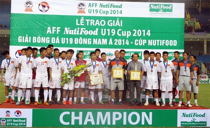 Bầu Đức và U19 Việt Nam tại giải U19 Đông Nam Á 2014. Ảnh: VFF