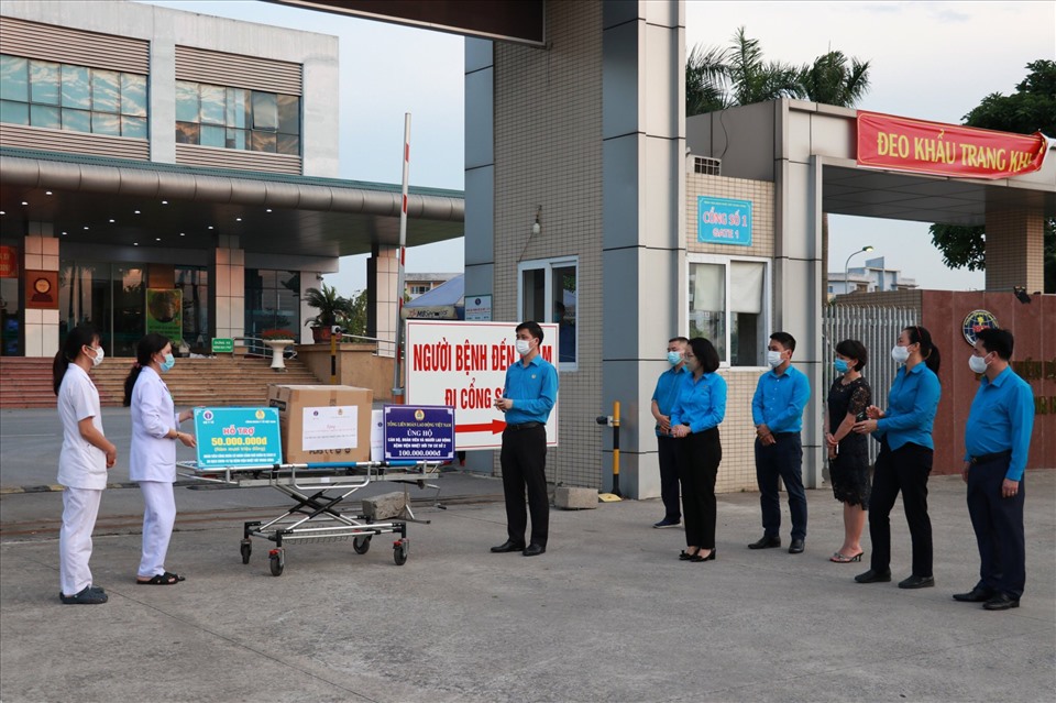 Ông Ngọ Duy Hiểu, Phó Chủ tịch Tổng Liên đoàn Lao động Việt Nam thăm hỏi, động viên cán bộ y tế Bệnh viện Bệnh Nhiệt đới Trung ương cơ sở 2. Ảnh: Tam Anh