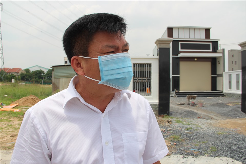 Ông Nguyễn Thành Tâm - Chủ tịch UBND thành phố Thuận An đi kiểm tra khu vực xảy ra xây dựng không phép. Ảnh: Đình Trọng