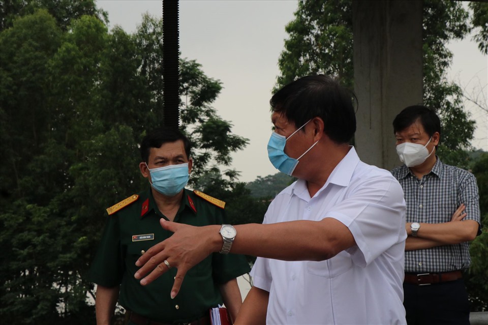 Thứ trưởng Đỗ Xuân Tuyên có mặt tại hiện trường chỉ đạo công tác chống dịch. Ảnh: Hà Phương