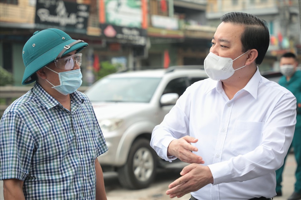 Ông Chử Xuân Dũng nhận thấy người dân vẫn có tình trạng tự do đi lại trong khu vực cách ly. Phó Chủ tịch UBND Hà Nội nhắc nhở chính quyền địa phương và lực lượng chức năng giám sát chặt chẽ các hoạt động tại đây để phòng chống lây nhiễm.