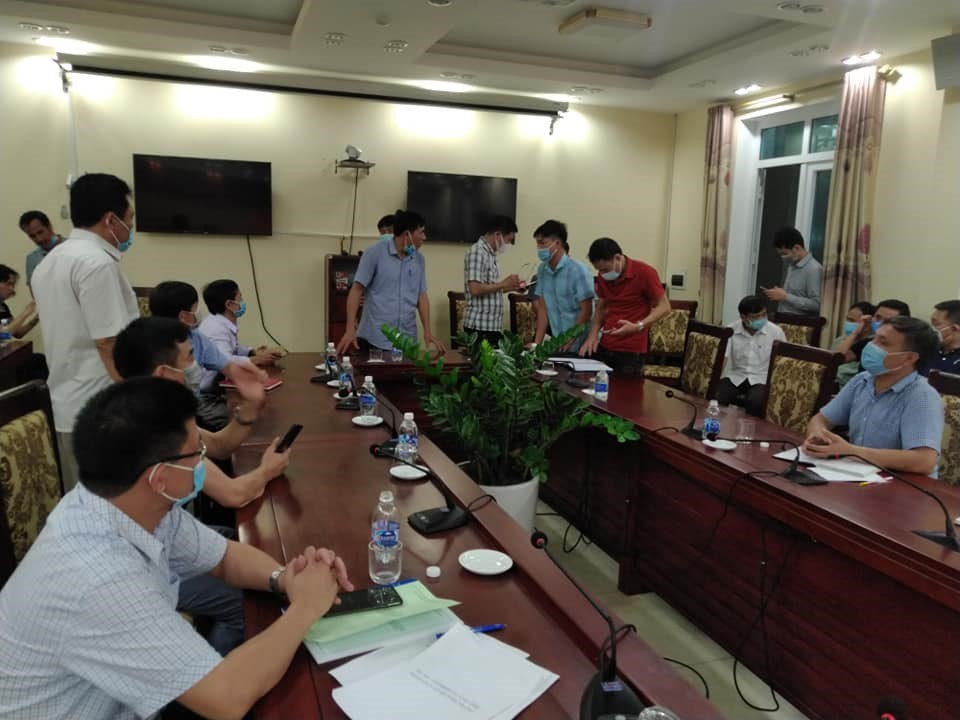 Ngay khi phát hiện ca dương tính COVID-19 đầu tiên trên địa bàn, lãnh đạo tỉnh Nghệ An đã tiến hành họp bàn ngay trong đêm, đưa ra các biện pháp tối ưu nhất để ngăn ngừa dịch lây lan ra cộng đồng. Ảnh: V.N