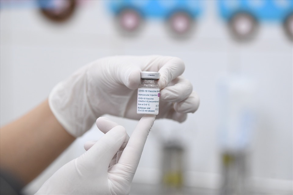 Việt Nam đang triển khai tiêm vaccine COVID-19 của AstraZeneca. Ảnh: Lao Động