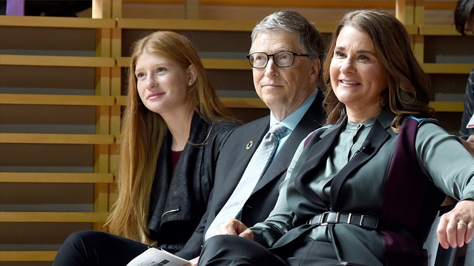 Phoebe Adele Gates, Bill Gates và Melinda Gates năm 2017. Phoebe là con thứ ba và là con út của gia đình Bill Gates. Ảnh: Bill and Melinda Gates Foundation.