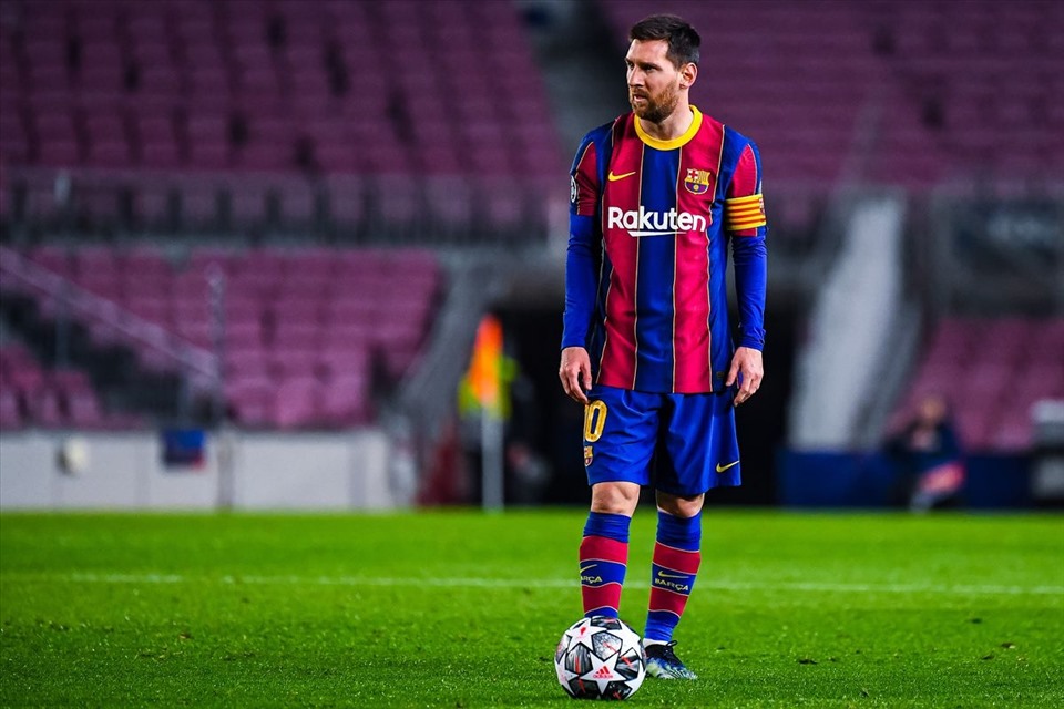 Messi không thể tự mình gánh Barcelona mãi được. Ảnh: AFP.