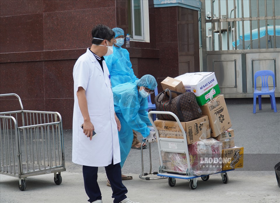 Theo ghi nhận của PV Báo Lao Động, ngày 8.5, hàng trăm thùng hàng hoá thiết yếu đã được các cơ quan chức năng, ngành y tế vận chuyển đến Bệnh viện K cơ sở Tân Triều.