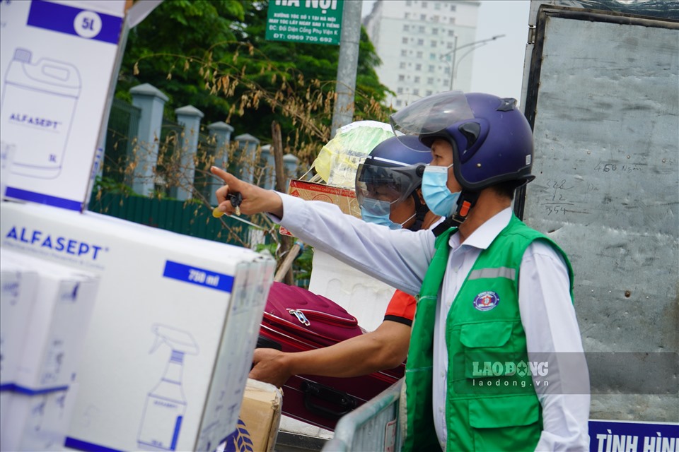 Người nhà các nhân viên, cán bộ y tế, bệnh nhân mang nhu yếu phẩm như quần áo, đồ ăn, thuốc,... đến tiếp tế.