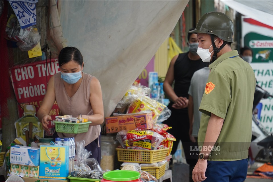 Ghi nhận của PV Báo Lao Đông, ngày 8.5, lực lượng chức năng phường Kiến Hưng (quận Hà Đông, Hà Nội) đã có mặt, yêu cầu các hộ kinh doanh không thiết yếu đóng cửa hàng