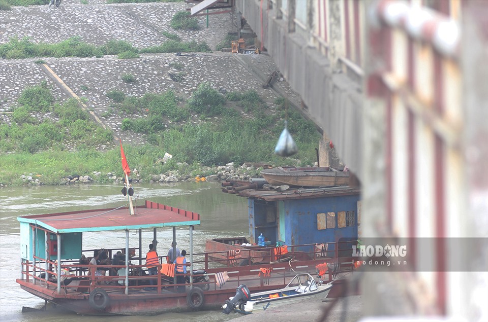 Đơn vị quản lý cầu Đuống là Công ty Đường sắt Hà Hải (Tổng Cty Đường sắt Việt Nam) cho biết, từ cuối năm 2020, tại khoang thông thuyền cầu Đuống xuất hiện chướng ngại là trụ cầu Đuống cũ nằm gần giữa khoang thông thuyền, cách mép trụ cầu bên phải (phía quận Long Biên) 30,5 m.