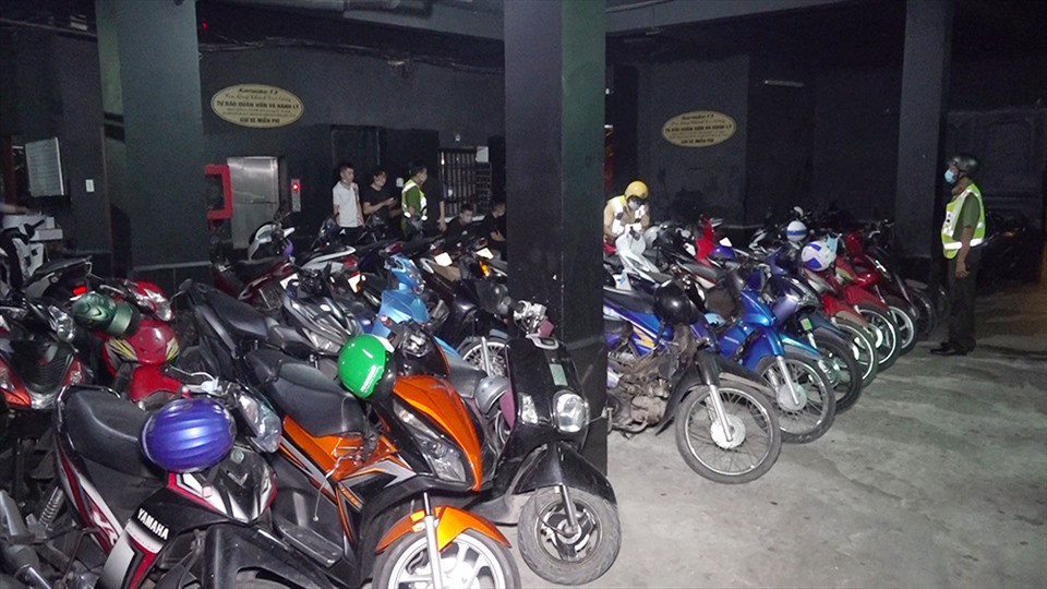 Bãi xe của quán Karaoke có trên 100 xe môtô nghi của khách đã bỏ chạy do sợ bị lực lượng công an. Ảnh: Vũ Tiến