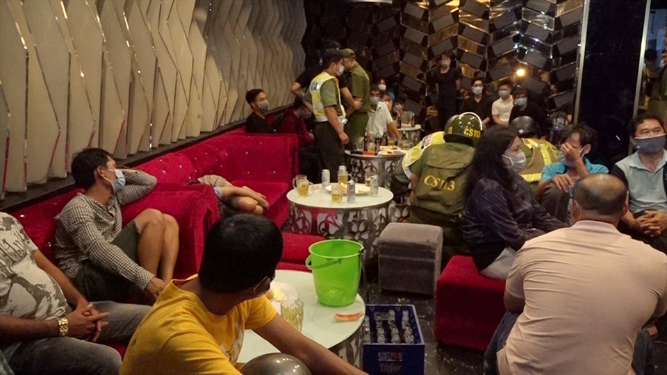 Lực lượng Công an phát hiện hàng chục khách ăn nhạu tại quán Karaoke giữa đỉnh dịch bệnh. Ảnh: Vũ Tiến