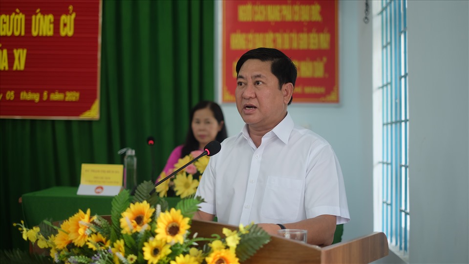 Chủ tịch UBND tỉnh Ninh Thuận Trần Quốc Nam giải đáp các kiến nghị của cử tri về thực trạng phát triển các dự án năng lượng sạch trên địa bàn tỉnh Ninh Thuận. Ảnh: Nhiệt Băng