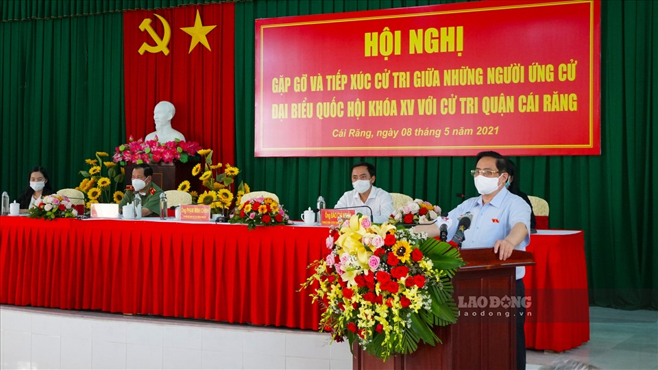 Thủ tướng Phạm Minh Chính phát biểu tại các buổi tiếp xúc cử tri. Ảnh: Tạ Quang.