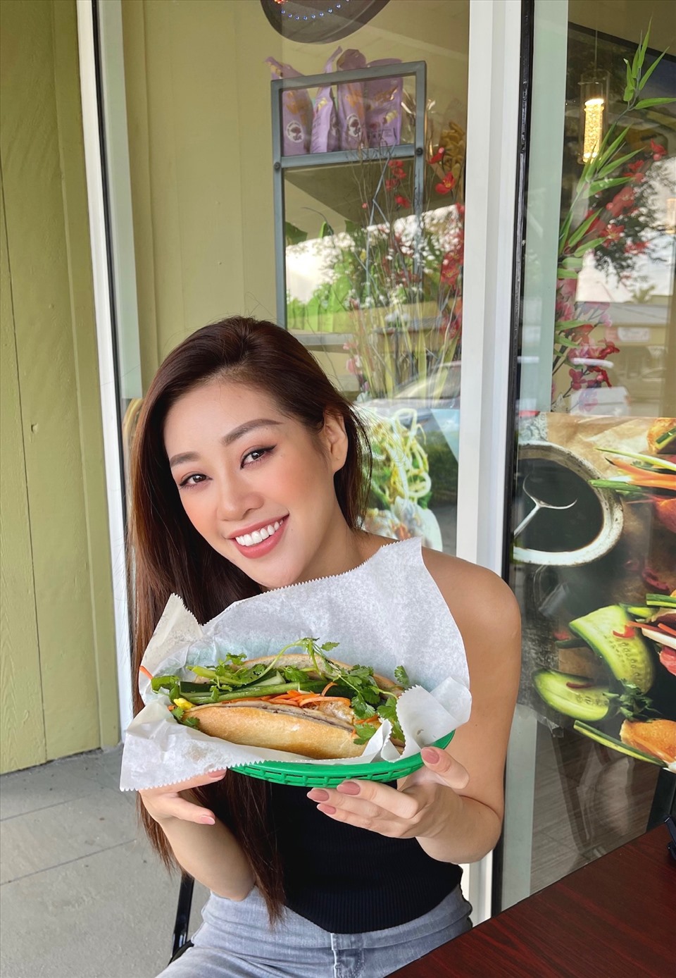 Cô thích thú thưởng thức bánh mì Việt Nam tại Mỹ và vô cùng xúc động khi được ăn món ăn quen thuộc của quê nhà. Ảnh: NVCC.