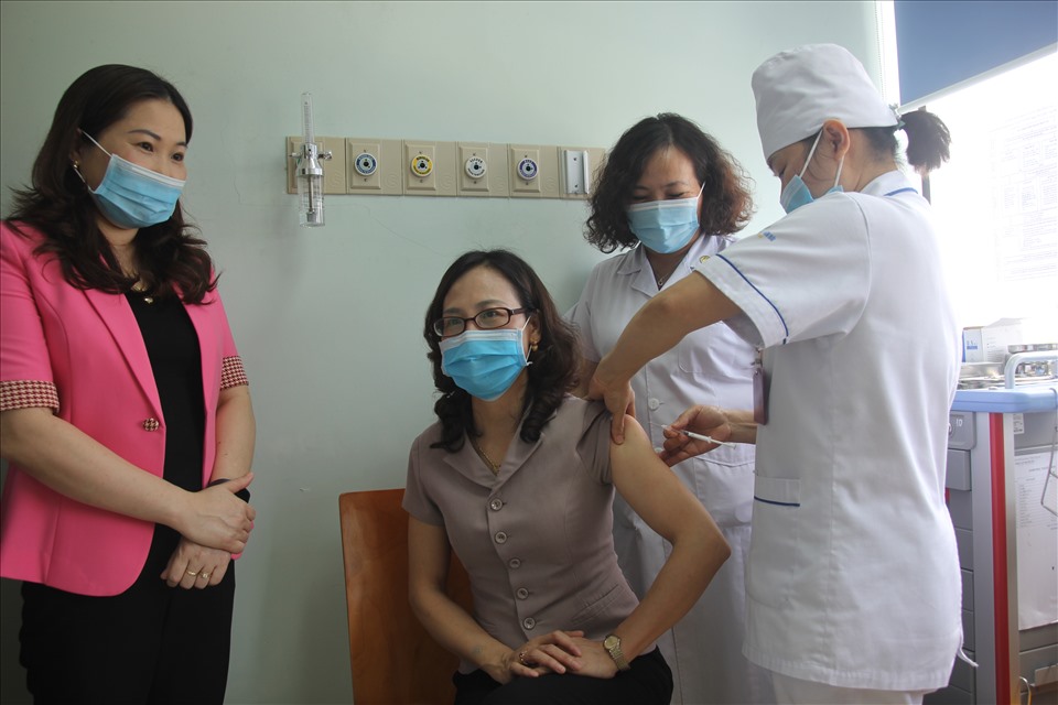 Bà Lê Thị Hồng Vân - Giám đốc Sở Y tế Yên Bái tiêm phòng vaccine phòng COVID-19.