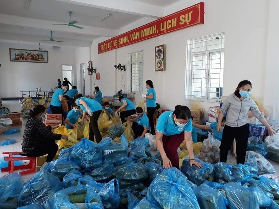 Hội viên phụ nữ thị xã Hoàng Mai nấu cơm phục vụ người dân trong khu cách ly. Ảnh: VN
