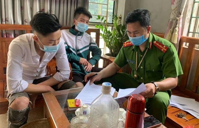 Công an huyện Lục Yên (tỉnh Yên Bái) xử lý vi phạm trong phòng chống dịch COVID-19. Ảnh: CACC.