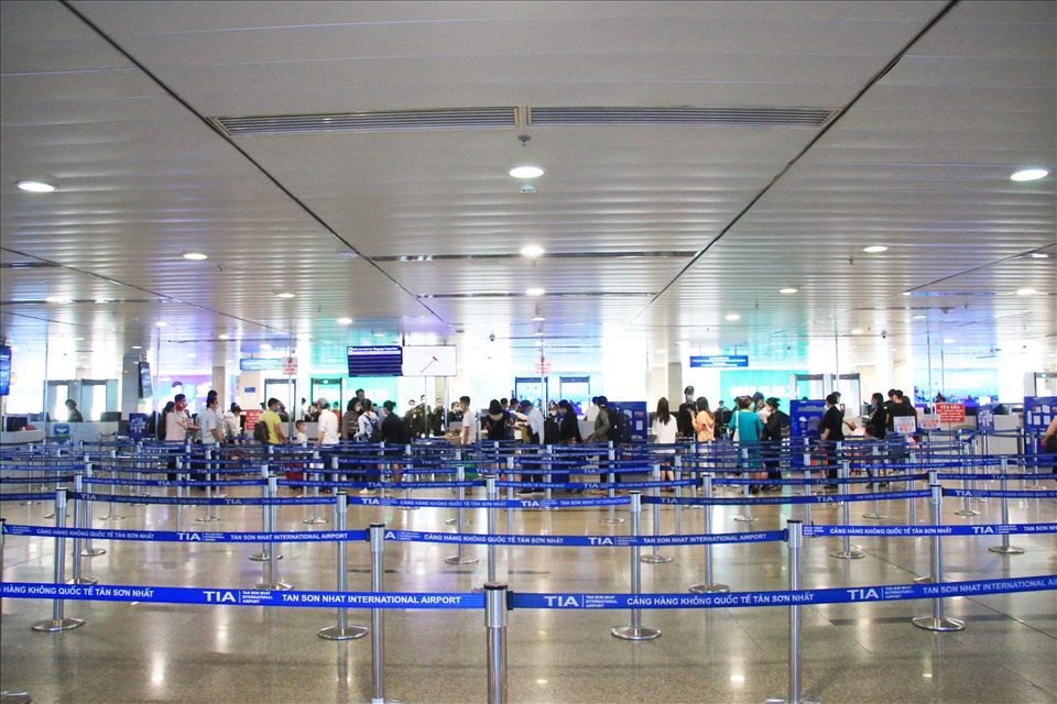 Khu vực qua cổng kiểm tra an ninh gần như không phải chờ xếp hàng vì chỉ có khoảng 10-20 hành khách mỗi lượt.