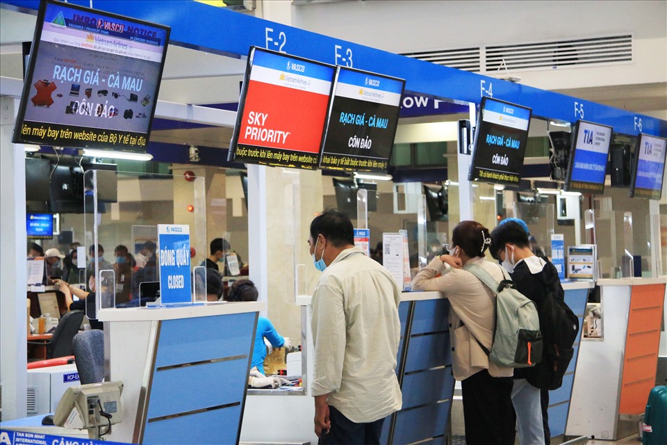 Tại các khu vực quầy check-in của các hãng bay cũng không có nhiều người thực hiện làm thủ tục do một số bộ phận hành khách đã thực hiện check-in trực tuyến và khai báo y tế từ khi ở nhà.