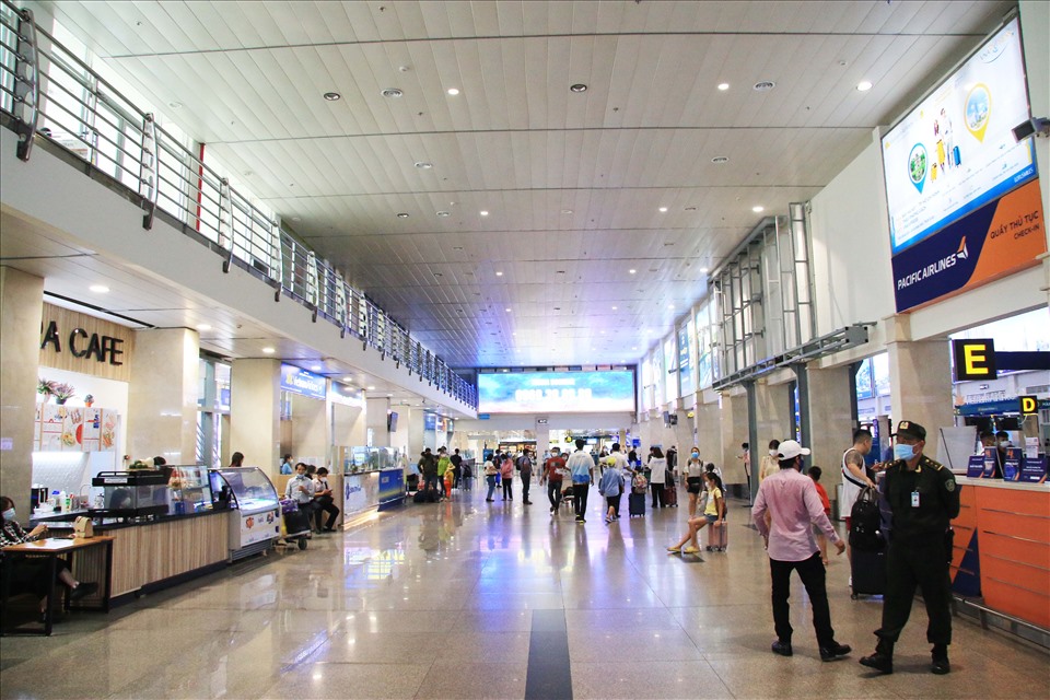 Sau khi Việt Nam liên tiếp xuất hiện ca dương tính với SARS-CoV-2 trong cộng đồng, Cảng hàng không quốc tế Tân Sơn Nhất vắng vẻ do người dân hạn chế di chuyển. Tại sân bay không còn hình ảnh đông đúc, hành khách “rồng rắn lên mây” và các chuyến bay tăng vọt như dịp lễ 30.4, 1.5.