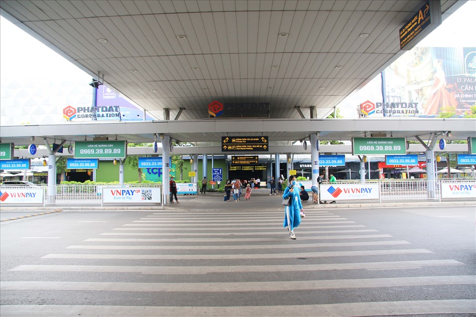 Trước đó, từ chiều 5.5, HCDC và Cảng Hàng không Quốc tế Tân Sơn Nhất đã phối hợp tiến hành lấy mẫu xét nghiệm virus SARS-CoV-2 mỗi ngày đối với 500 hành khách ngẫu nhiên tại ga đến nhà ga quốc nội sân bay Tân Sơn Nhất. Tính từ 29.4 đến sáng ngày 9.5, hiện TPHCM có 1 ca dương tính trong cộng đồng.