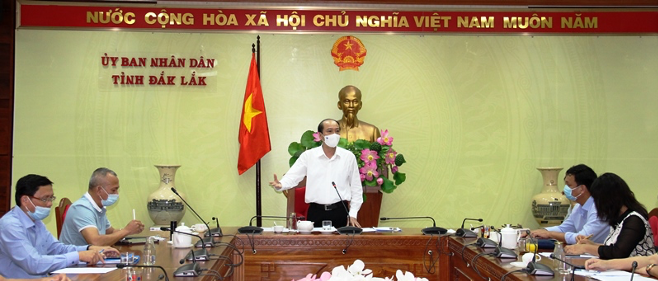 Chủ tịch UBND tỉnh Đắk Lắk Phạm Ngọc Nghị chỉ đạo các cơ quan chuyên môn làm tốt công tác chống dịch tại cuộc họp ngày 9.5. Ảnh: Kim Bảo
