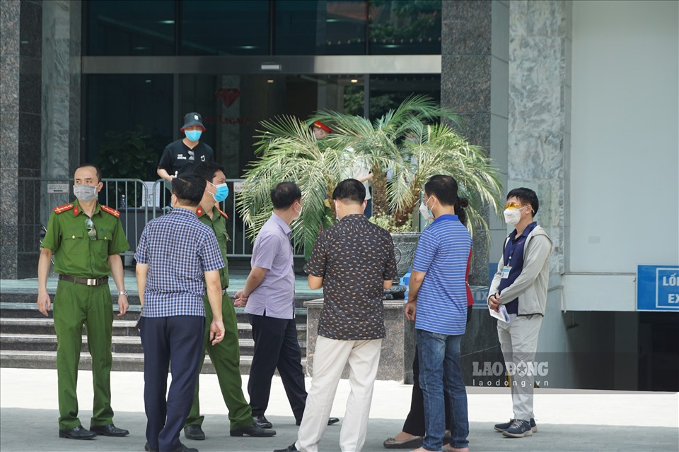 Lãnh đạo quận Thanh Xuân, phường Nhân Chính và các đơn vị liên quan đã có mặt để đưa ra phương án xử lý an toàn nhất. Lực lượng y tế địa phương được huy động tối đa túc trực tại toà nhà.