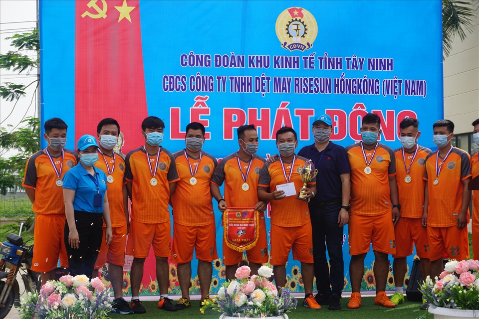 Ban Giám đốc và BCH Công đoàn công ty trao thưởng cho đội đạt Cúp vô địch Giải bóng đá Mini.