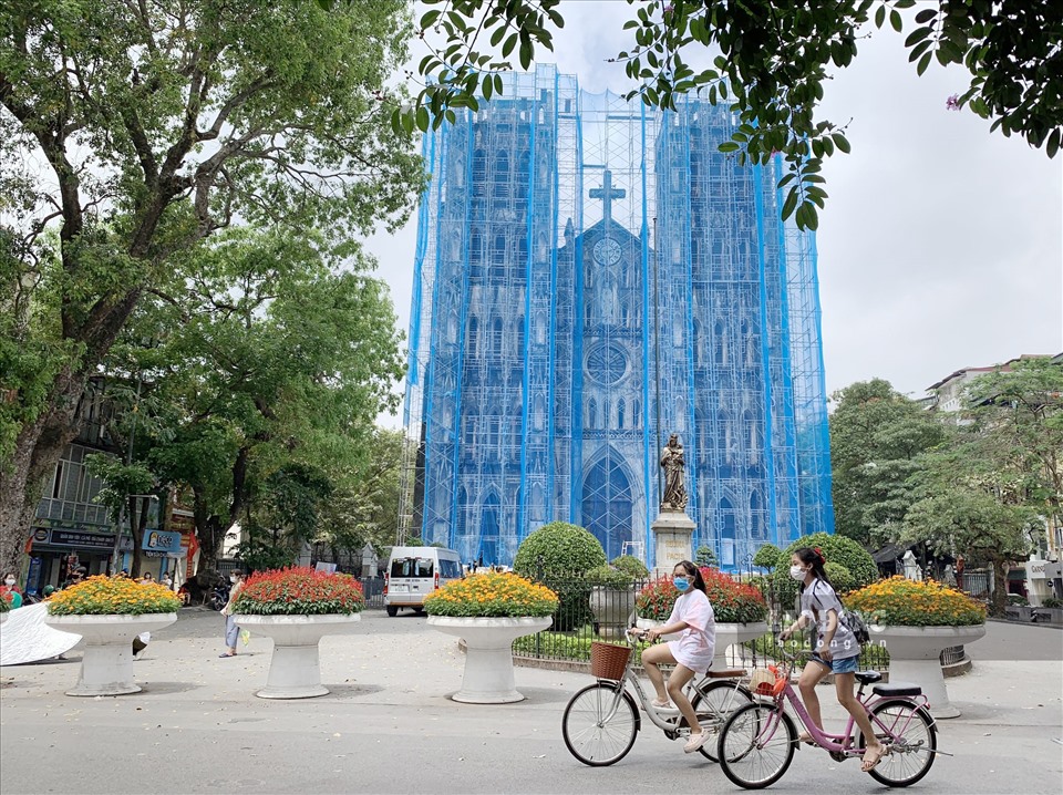 Theo ghi nhận của PV Báo Lao Động, ngày 9.5, nhiều địa điểm vui chơi tại Hà Nội khá vắng người dân, du khách