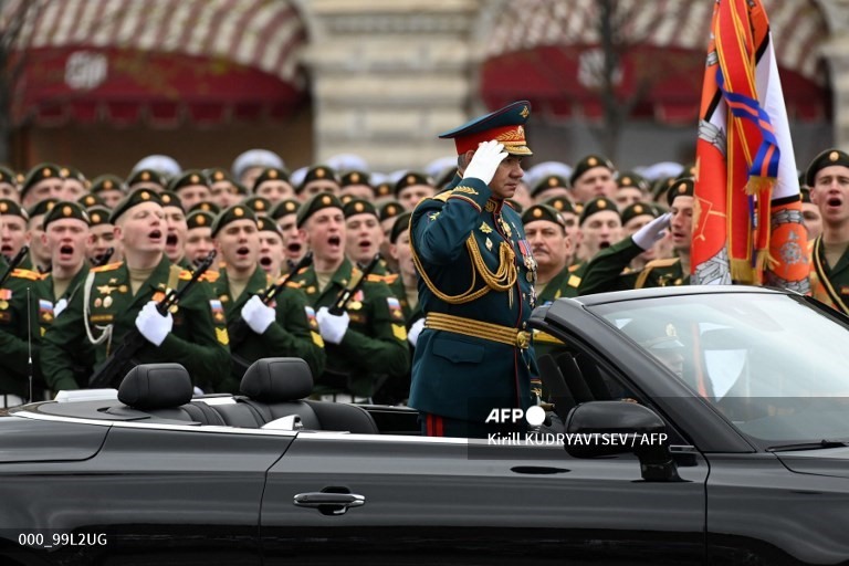Bộ trưởng Quốc phòng Nga Sergei Shoigu tiếp nhận cuộc duyệt binh. Ảnh: AFP