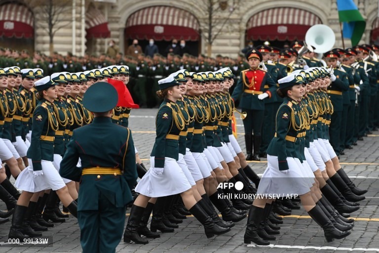 Các nữ quân nhân Nga duyệt binh kỷ niệm Ngày Chiến thắng. Ảnh: AFP
