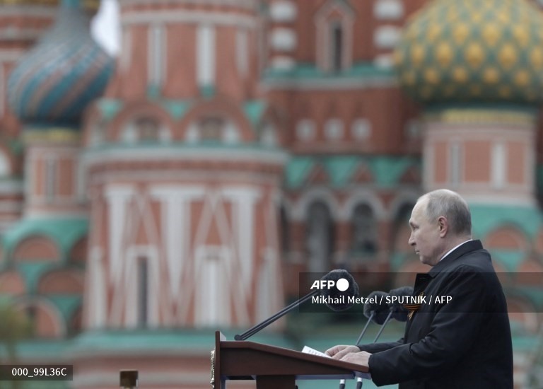 Tổng thống Nga Vladimir Putin phát biểu và dự lễ duyệt binh. Ảnh: AFP